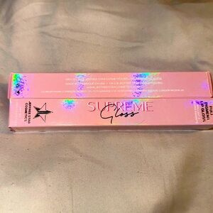 Jeffree star supreme gloss “everybody knows” full pigment.